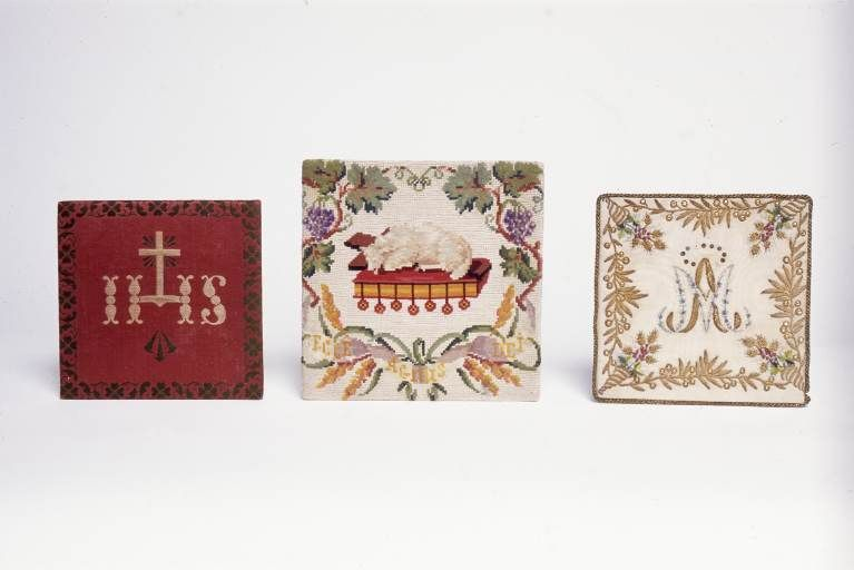 Trois pales brodées. © Michel Rosso / Région Bourgogne-Franche-Comté, Inventaire du patrimoine - 2002