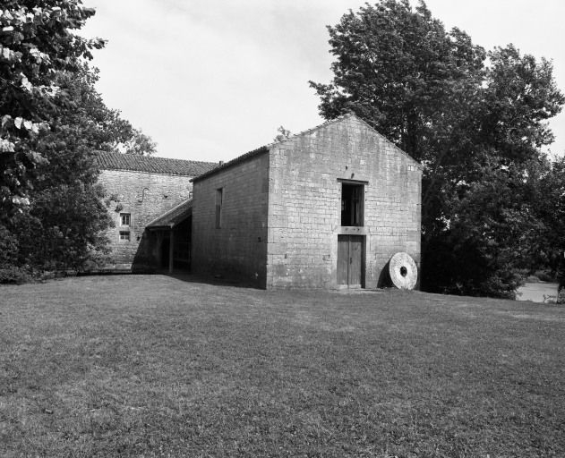 Vue du nord-ouest. © Michel Rosso / Région Bourgogne-Franche-Comté, Inventaire du patrimoine - 2002