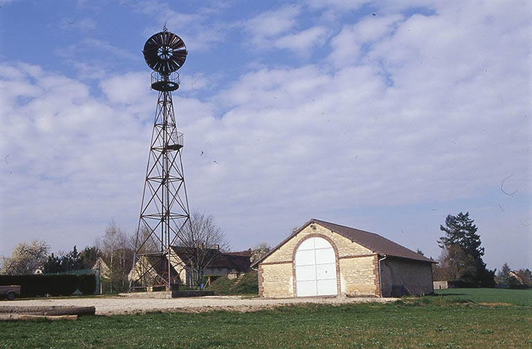 L'éolienne et le lavoir, vue d'ensemble. © Jean-Luc Duthu / Région Bourgogne-Franche-Comté, Inventaire du patrimoine - 2002