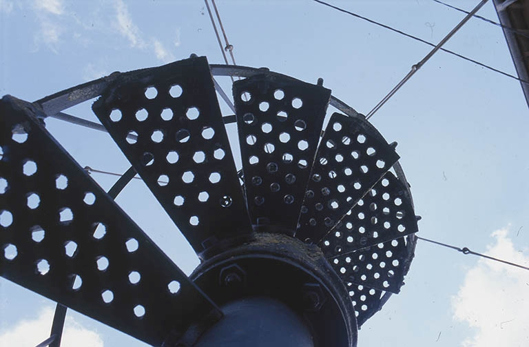 Détail de l'escalier en contre-plongée. © Jean-Luc Duthu / Région Bourgogne-Franche-Comté, Inventaire du patrimoine - 2002