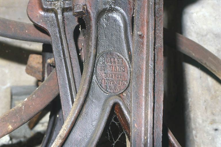 Détail de la pompe : marque du fabricant. © Jean-Luc Duthu / Région Bourgogne-Franche-Comté, Inventaire du patrimoine - 2002