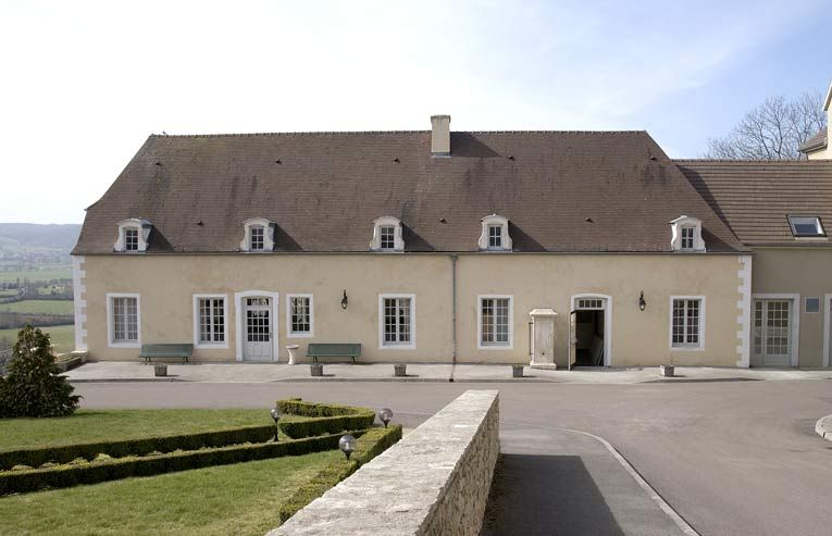 Bâtiment des bains du XVIIIe siècle : façade est (rez-de-chaussée surélevé de plain-pied avec l'esplanade Blondel). © Michel Thierry / Région Bourgogne-Franche-Comté, Inventaire du patrimoine - 2003