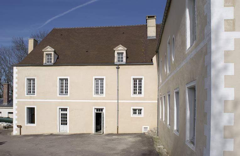 Cour des Bains : bâtiment des bains du XVIIe siècle (élévation sud). © Michel Thierry / Région Bourgogne-Franche-Comté, Inventaire du patrimoine - 2003