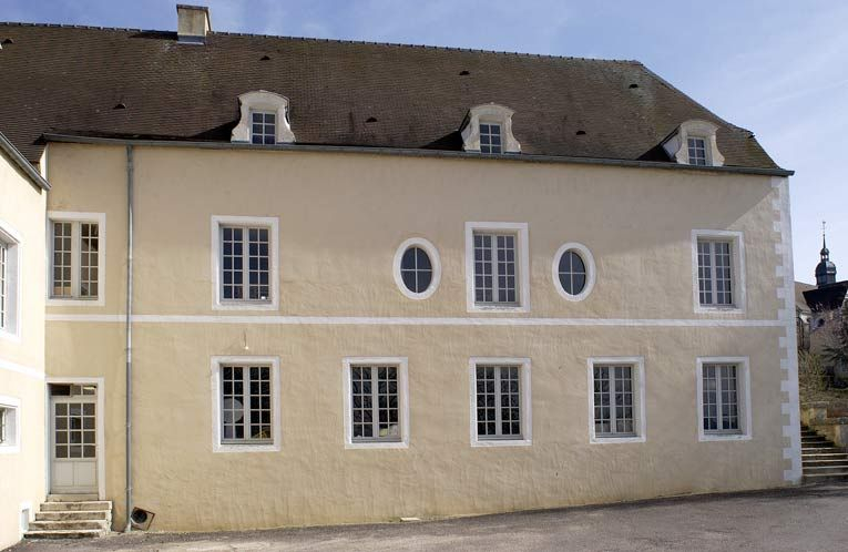 Cour des Bains : bâtiment des bains du XVIIe siècle (élévation ouest). © Michel Thierry / Région Bourgogne-Franche-Comté, Inventaire du patrimoine - 2003
