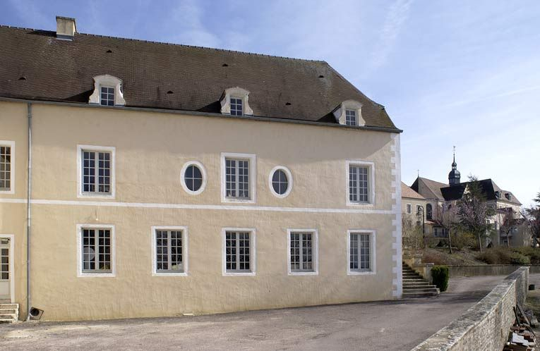 Cour des Bains : bâtiment des bains du XVIIe siècle (élévation ouest). © Michel Thierry / Région Bourgogne-Franche-Comté, Inventaire du patrimoine - 2003