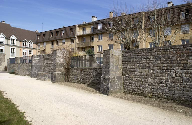 Vestiges des bâtiments ouest de l'ancienne cour Saint-Louis (élévations ouest). © Michel Thierry / Région Bourgogne-Franche-Comté, Inventaire du patrimoine - 2003