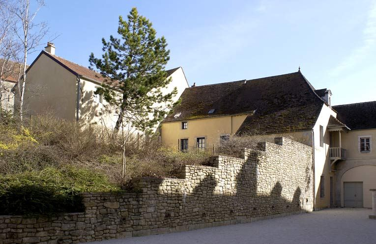 Cour dite des cuisines, boulangerie et bâtiments en bordure de la rue de l'hôpital (salles du Chapelet). © Michel Thierry / Région Bourgogne-Franche-Comté, Inventaire du patrimoine - 2003