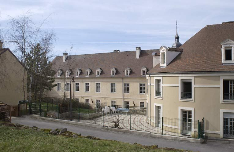 Elévation est de l'aile dite "le grand corps de logis" et bâtiment circulaire (XXe siècle). © Michel Thierry / Région Bourgogne-Franche-Comté, Inventaire du patrimoine - 2003
