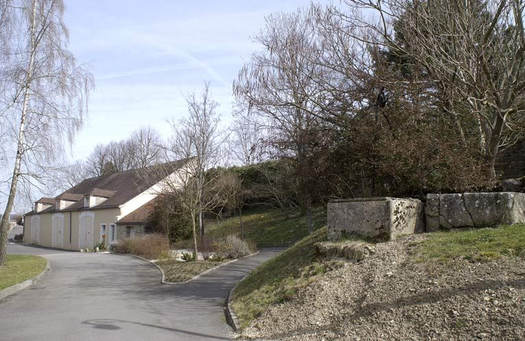 Bâtiment dit les Granges. © Michel Thierry / Région Bourgogne-Franche-Comté, Inventaire du patrimoine - 2003