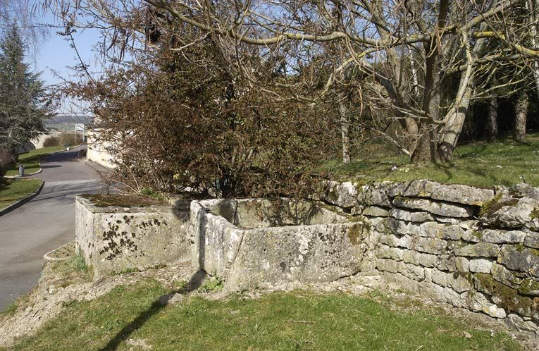 Puits à proximité du bâtiment dit les Granges. © Michel Thierry / Région Bourgogne-Franche-Comté, Inventaire du patrimoine - 2003