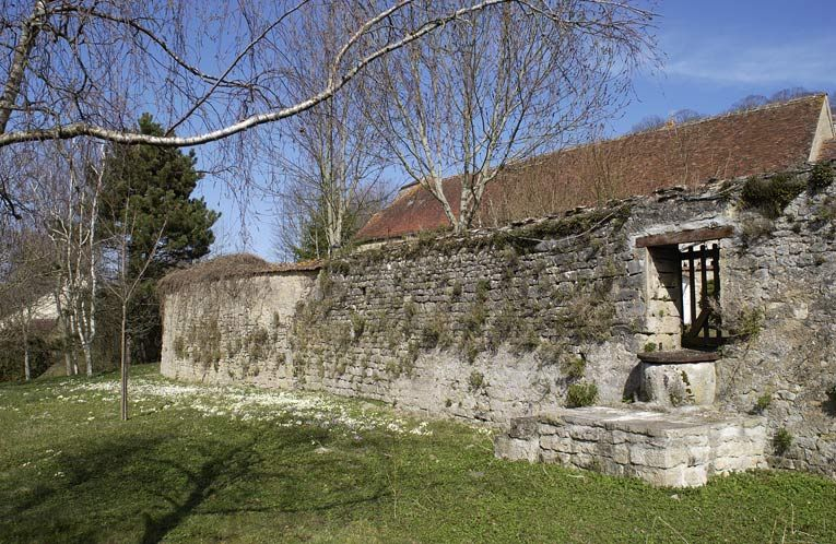 Mur de clôture à l'est de la cour dite des cuisines, et puits. © Michel Thierry / Région Bourgogne-Franche-Comté, Inventaire du patrimoine - 2003