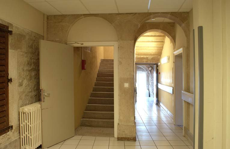 Bâtiment de la communauté des soeurs : escalier construit dans la cour qui s'étendait entre la chapelle et le logis des soeurs. © Michel Thierry / Région Bourgogne-Franche-Comté, Inventaire du patrimoine - 2003