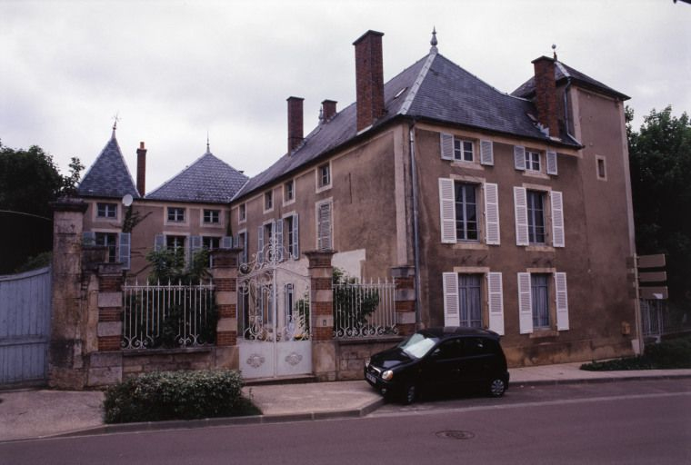 Vue d'ensemble des façades. © Jean-Luc Duthu / Région Bourgogne-Franche-Comté, Inventaire du patrimoine - 2003