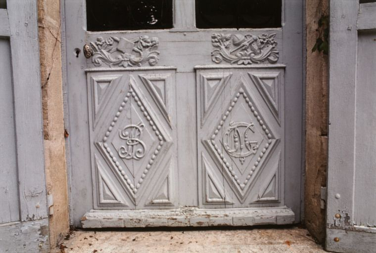 Porte d'entrée sur cour, détail : emblèmes et initiales. © Jean-Luc Duthu / Région Bourgogne-Franche-Comté, Inventaire du patrimoine - 2003