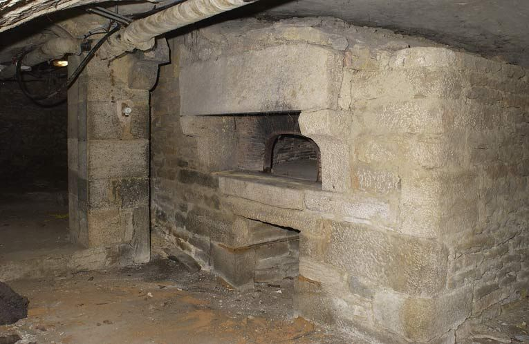 Four à pain dans les caves de l'ancien couvent des minimes. © Michel Thierry / Région Bourgogne-Franche-Comté, Inventaire du patrimoine - 2003