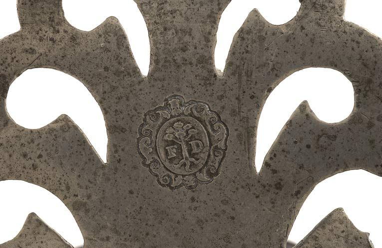 Deuxième écuelle, détail du poinçon © Michel Thierry / Région Bourgogne-Franche-Comté, Inventaire du patrimoine - 2003