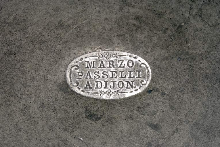 Détail de la marque de l'un des pichets © Michel Thierry / Région Bourgogne-Franche-Comté, Inventaire du patrimoine - 2003