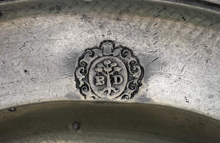 Détail du poinçon de l'une des assiettes © Michel Thierry / Région Bourgogne-Franche-Comté, Inventaire du patrimoine - 2003