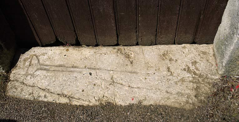 Pierre tombale en remploi à l'entrée de la grange. © Michel Thierry / Région Bourgogne-Franche-Comté, Inventaire du patrimoine - 2003