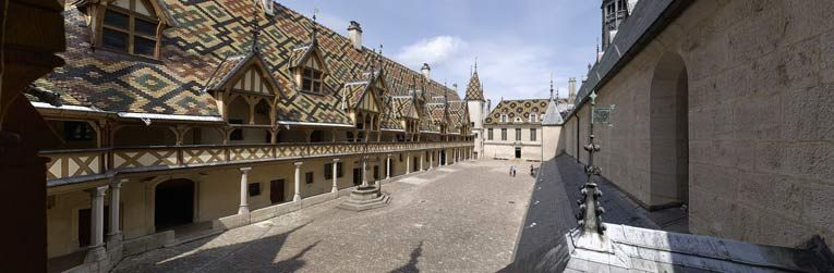 Vue d'ensemble de la cour d'honneur. © Michel Thierry / Région Bourgogne-Franche-Comté, Inventaire du patrimoine - 2003