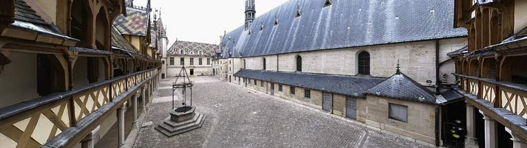 Vue d'ensemble de la cour d'honneur. © Michel Thierry / Région Bourgogne-Franche-Comté, Inventaire du patrimoine - 2003