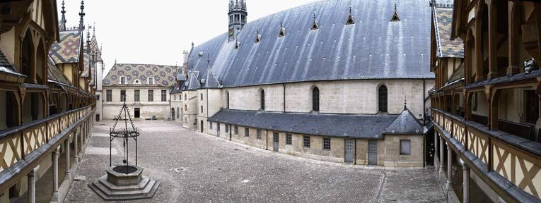 Vue d'ensemble de la cour d'honneur. © Michel Thierry / Région Bourgogne-Franche-Comté, Inventaire du patrimoine - 2003