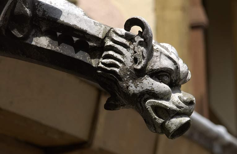 Grande aile sur cour, détail : gargouille conçue par le sculpteur Adolphe Gleisse (début XXe siècle). © Michel Thierry / Région Bourgogne-Franche-Comté, Inventaire du patrimoine - 2003