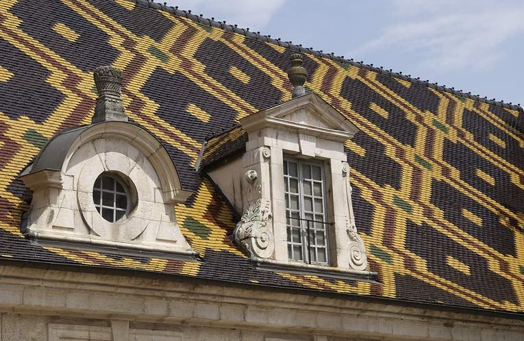 Salle Saint-Louis, détail : toiture et lucarnes. © Michel Thierry / Région Bourgogne-Franche-Comté, Inventaire du patrimoine - 2003