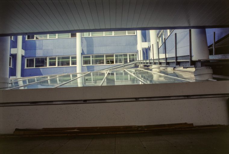 Vue du patio vers les salles d'opération. © Jean-Luc Duthu / Région Bourgogne-Franche-Comté, Inventaire du patrimoine - 2003
