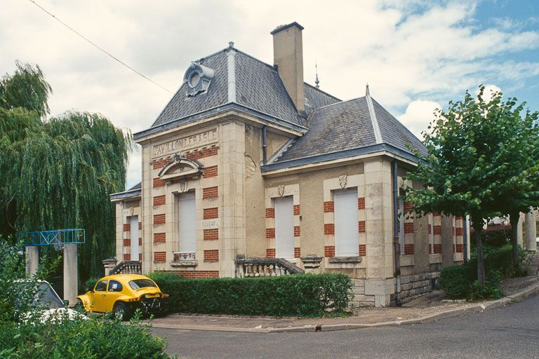Vue d'ensemble du pavillon Regnard. © Jean-Luc Duthu / Région Bourgogne-Franche-Comté, Inventaire du patrimoine - 2003