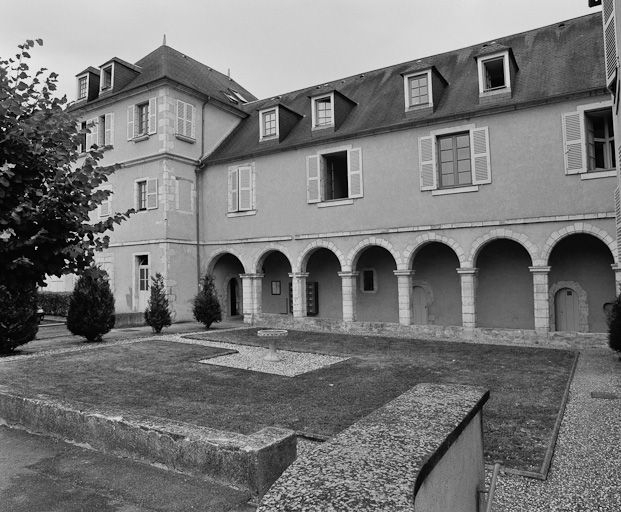 Vue du cloître. © Jean-Luc Duthu / Région Bourgogne-Franche-Comté, Inventaire du patrimoine - 2003