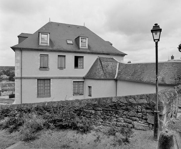 Vue du bâtiment à gauche du cloître. © Jean-Luc Duthu / Région Bourgogne-Franche-Comté, Inventaire du patrimoine - 2003