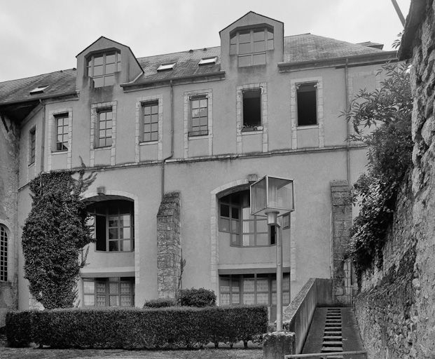 Vue du bâtiment à droite du cloître. © Jean-Luc Duthu / Région Bourgogne-Franche-Comté, Inventaire du patrimoine - 2003