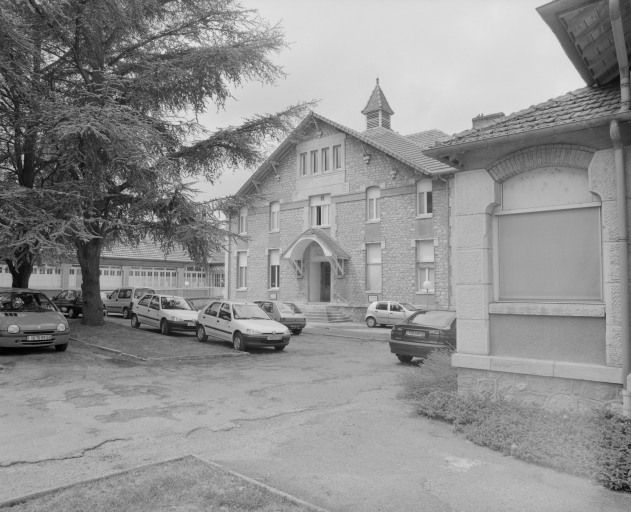 Vue d'ensemble de la façade antérieure du bâtiment principal. © Jean-Luc Duthu / Région Bourgogne-Franche-Comté, Inventaire du patrimoine - 2003
