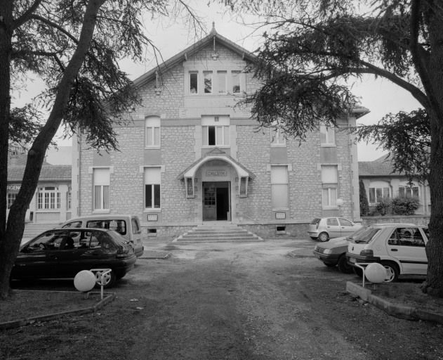 Vue d'ensemble de la façade antérieure du bâtiment principal. © Jean-Luc Duthu / Région Bourgogne-Franche-Comté, Inventaire du patrimoine - 2003