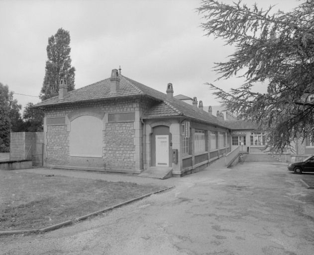 Vue d'ensemble de la partie droite du bâtiment principal. © Jean-Luc Duthu / Région Bourgogne-Franche-Comté, Inventaire du patrimoine - 2003