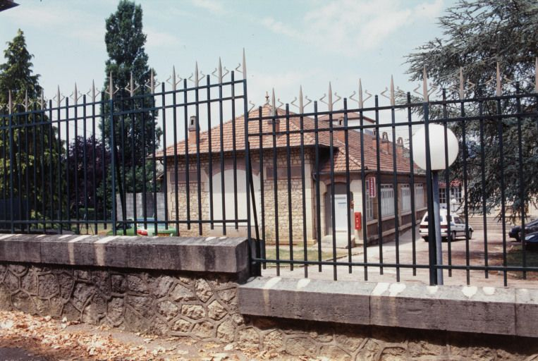 Vue de la grille extérieure. © Jean-Luc Duthu / Région Bourgogne-Franche-Comté, Inventaire du patrimoine - 2003