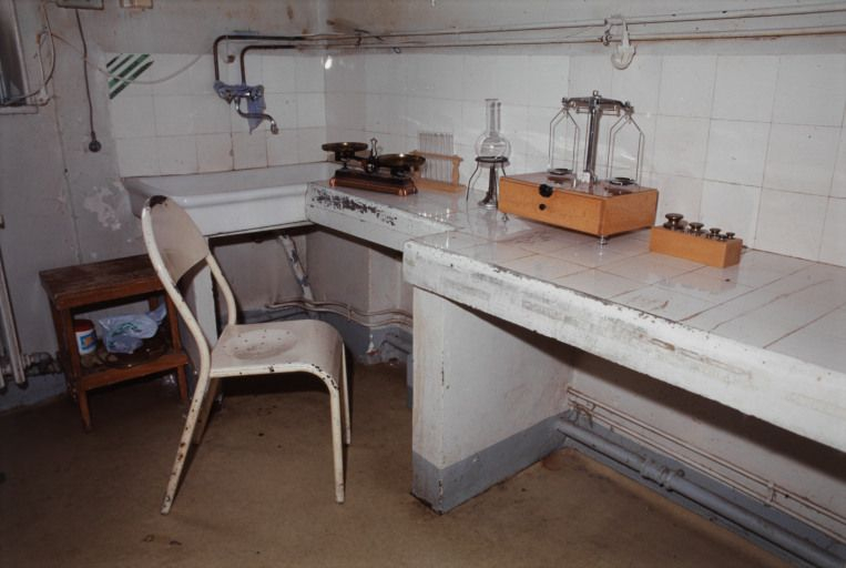 Vue d'ensemble du laboratoire de la pharmacie. © Jean-Luc Duthu / Région Bourgogne-Franche-Comté, Inventaire du patrimoine - 2003