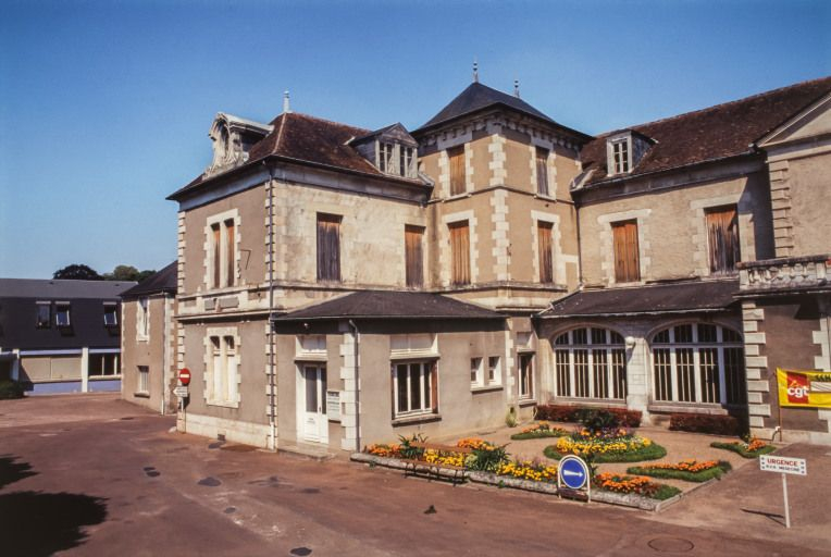 Bâtiment principal, façade antérieure de trois-quarts. © Jean-Luc Duthu / Région Bourgogne-Franche-Comté, Inventaire du patrimoine - 2003