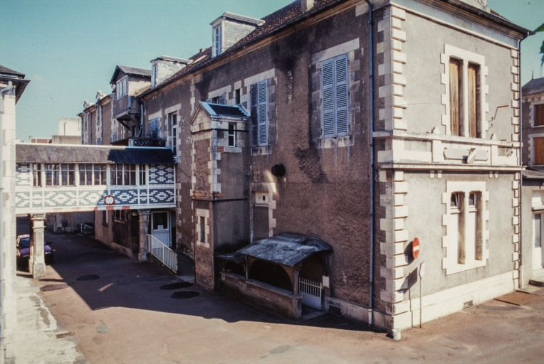 Bâtiment principal, façade latérale du corps gauche. © Jean-Luc Duthu / Région Bourgogne-Franche-Comté, Inventaire du patrimoine - 2003