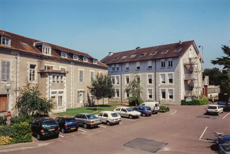 Bâtiment principal, façade latérale du corps droit et bâtiment annexe. © Jean-Luc Duthu / Région Bourgogne-Franche-Comté, Inventaire du patrimoine - 2003