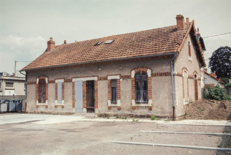 Ancienne cité ouvrière rachetée par l'établissement (actuels locaux syndicaux). © Jean-Luc Duthu / Région Bourgogne-Franche-Comté, Inventaire du patrimoine - 2003