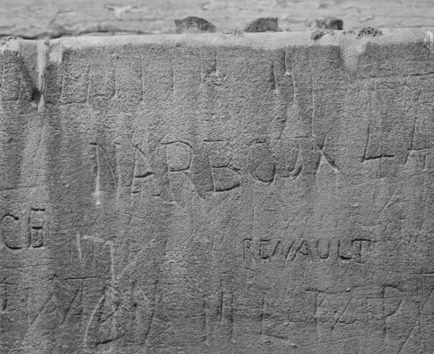 Graffitis sur l'aile militaire du bâtiment principal. © Jean-Luc Duthu / Région Bourgogne-Franche-Comté, Inventaire du patrimoine - 2003