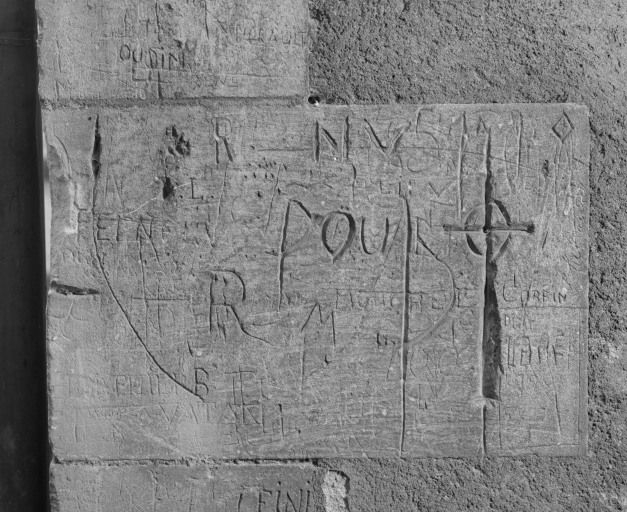 Graffitis sur l'aile militaire du bâtiment principal. © Jean-Luc Duthu / Région Bourgogne-Franche-Comté, Inventaire du patrimoine - 2003