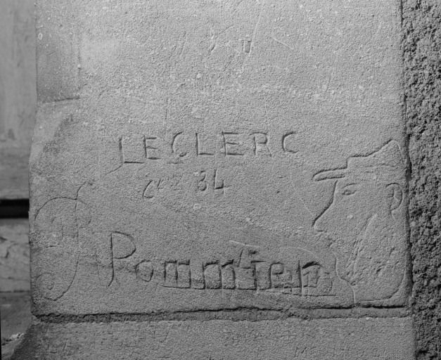 Graffitis sur le chaînage d'angle de la façade postérieure de l'aile militaire du bâtiment principal. © Jean-Luc Duthu / Région Bourgogne-Franche-Comté, Inventaire du patrimoine - 2003