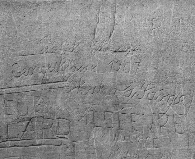 Graffitis sur le chaînage d'angle de la façade postérieure de l'aile militaire du bâtiment principal. © Jean-Luc Duthu / Région Bourgogne-Franche-Comté, Inventaire du patrimoine - 2003