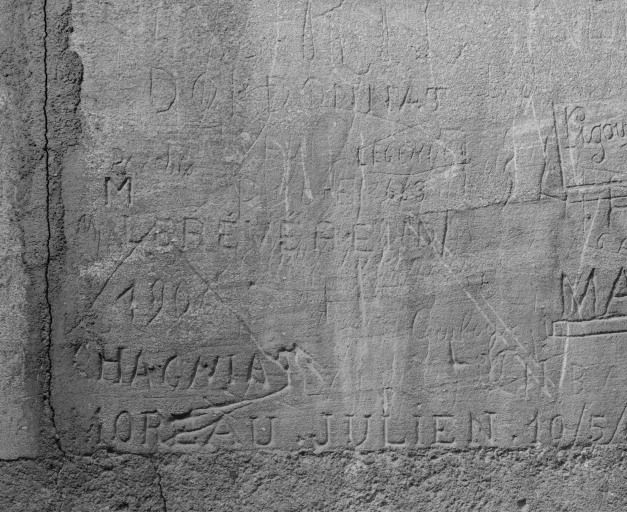 Graffitis sur le chaînage d'angle de la façade postérieure de l'aile militaire du bâtiment principal. © Jean-Luc Duthu / Région Bourgogne-Franche-Comté, Inventaire du patrimoine - 2003