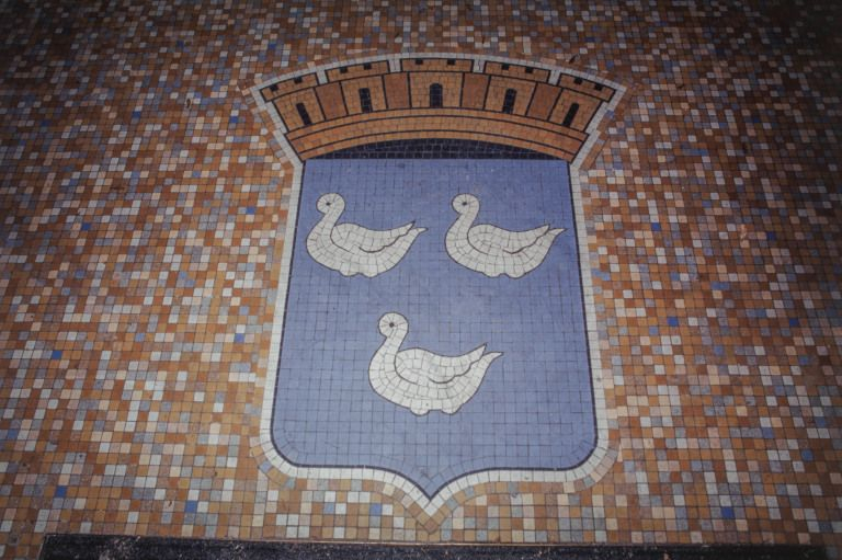 Hall d'entrée, mosaïque aux armes de la ville. © Jean-Luc Duthu / Région Bourgogne-Franche-Comté, Inventaire du patrimoine - 2003