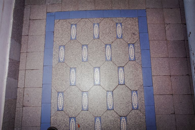 Bâtiment principal, rez-de-chaussée de l'aile des militaires, pavement en grès cérame, détail. © Jean-Luc Duthu / Région Bourgogne-Franche-Comté, Inventaire du patrimoine - 2003