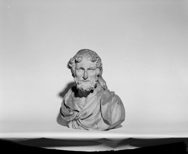 Buste d'un apôtre tête couverte, de face. © Michel Rosso / Région Bourgogne-Franche-Comté, Inventaire du patrimoine - 2003